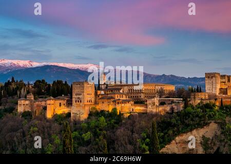 Der Alhambra Palast bei Sonnenuntergang, Granada, Andalusien, Spanien Stockfoto