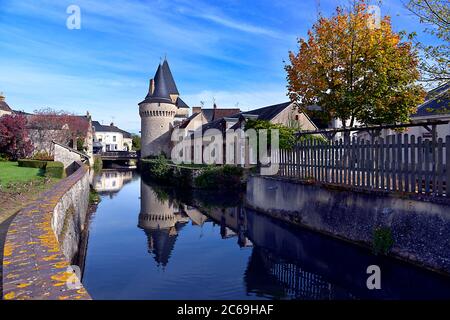 Keep des befestigten Tores Saint-Julien auf dem Huisne Fluss mit großen Reflexion in La-Ferté-Bernard, eine Gemeinde in der Sarthe Abteilung in Frankreich Stockfoto