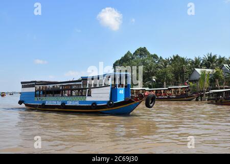 Motorisierte Junk-Boote, die Passagiere und Besucher auf dem schlambeligen Mekong-Flussdelta von My Tho in Vietnam, Asien, befördern Stockfoto