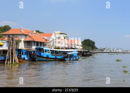 Motorisierte Junk-Boote, die Passagiere und Besucher auf dem schlambeligen Mekong-Flussdelta von My Tho in Vietnam, Asien, befördern Stockfoto