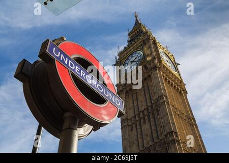 LONDON, Großbritannien - 10. MÄRZ 2015: Ein tiefer Blick auf Big Ben (Elizabeth Tower) und ein Londoner U-Bahn-Schild Stockfoto