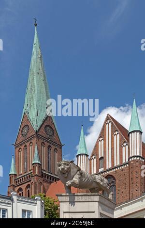 Mariendom´s und Johannisdom, Löwendenkmal, Marktplatz, Schwerin, Mecklenburg-Vorpommern,´s Stockfoto