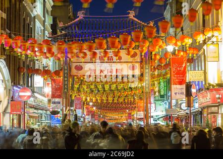 LONDON, GROSSBRITANNIEN, 2. FEBRUAR 2014. China Town in London während der chinesischen Neujahrs-Feierlichkeiten, bei denen Menschenmassen die Straße entlang ziehen Stockfoto