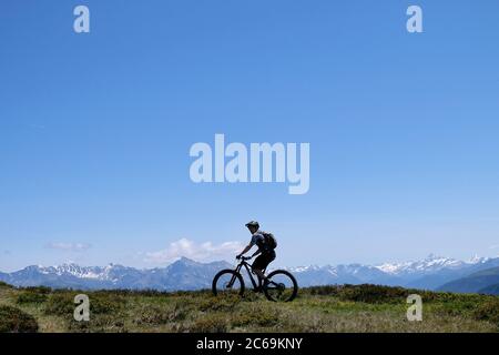 Mountainbiker auf dem Glaser Ridge; Glaspass, Naturpark Beverin, Kanton Graubünden, Schweiz. Stockfoto