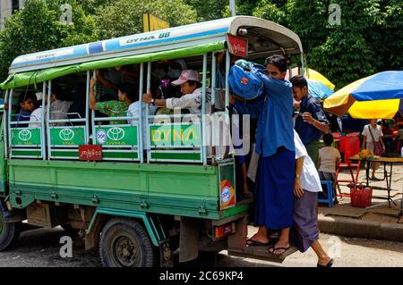 Überfüllter Bus öffentlicher Verkehr in Yangon, Myanmar, Asien Stockfoto