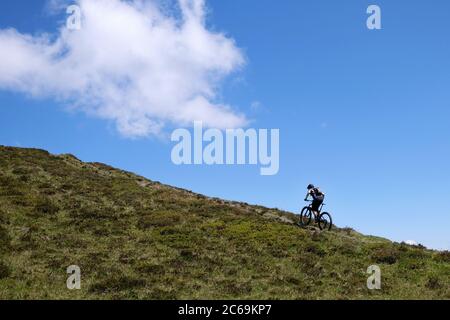 Mountainbiker auf dem Glaser Ridge; Glaspass, Naturpark Beverin, Kanton Graubünden, Schweiz. Stockfoto