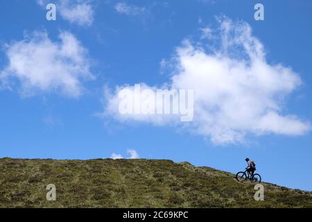 Mountainbiker auf dem Glaser Ridge; Glaspass, Naturpark Beverin, Kanton Graubünden, Schweiz. Stockfoto