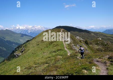 Mountainbiker auf dem Glaser Ridge; Glaspass, Naturpark Beverin, Kanton Graubünden, Schweiz. Stockfoto