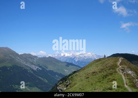 Mountainbiker auf dem Glaser Ridge; Glaspass, Naturpark Beverin, Kanton Graubünden, Schweiz. Stockfoto