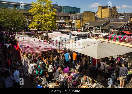 LONDON, Großbritannien - 27. MAI 2013: Blick auf die Imbissstände am Camden Market während des Tages. Viele Menschen sind zu sehen. Stockfoto