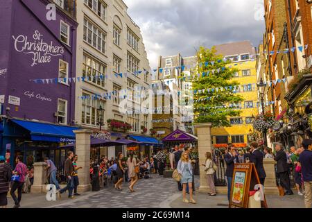 LONDON, Großbritannien - 6. AUGUST 2013: St Christophers Place in London zeigt Menschen außerhalb Geselligkeit und in Restaurants Stockfoto