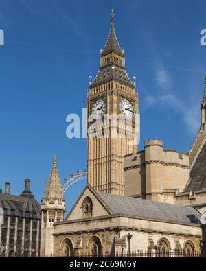 LONDON, Großbritannien - 10. MÄRZ 2015: Big Ben und Teil des Palastes von Westminster. Ein Teil des London Eye ist im Hintergrund zu sehen. Stockfoto