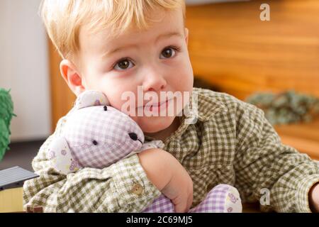 Kleiner Junge mit Kuscheltier, Vorderansicht, Deutschland Stockfoto