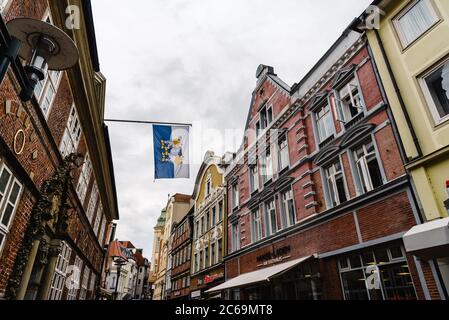 Stade, Deutschland - 5. August 2019: Einkaufsstraße im historischen Zentrum der Altstadt Stockfoto