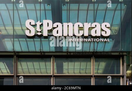 LONDON, Großbritannien - 20. MÄRZ 2014: Ein Schild für den Bahnhof St Pancras International in London Stockfoto