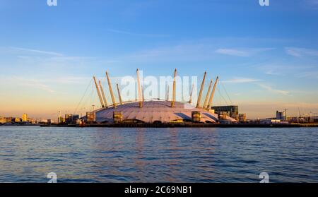 LONDON, Großbritannien - 19. JANUAR 2013: Nahaufnahme der O2 Arena in London von der anderen Seite der Themse Stockfoto