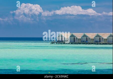 Maledivische Wasserbungalows. Luxus Reise Hintergrund, exotische über Wasser Villen. Reiseziel für den Sommer Stockfoto