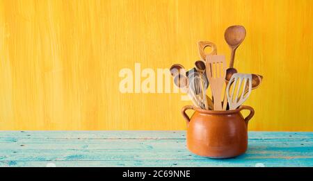 Küchengeräte, Holzlöffel in einem alten Topf, Kochen, Essen Gastronomie, kostenlose Kopie Platz Stockfoto