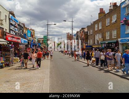 LONDON, Großbritannien - 19. JULI 2015: Große Mengen von Menschen entlang der Camden High Street während des Tages an einem Wochenende Stockfoto