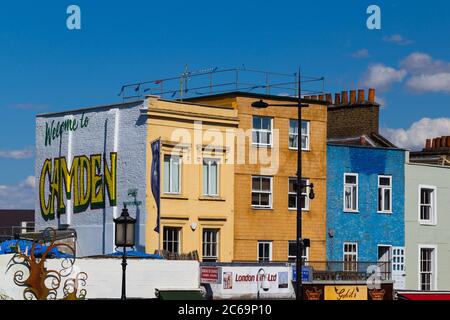 LONDON, Großbritannien - 19. JULI 2015: Die Außenseite der Gebäude in Camden Town mit den Worten "Welcome to Camden" auf der Seite einer der Wände. Stockfoto