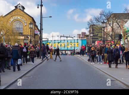 LONDON, UK - 1. MÄRZ 2014: Camden Town tagsüber mit vielen Einkäufern auf der Straße und den Schildern zum Camden Lock voraus Stockfoto