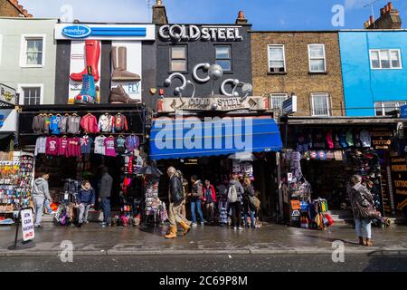 LONDON, Großbritannien - 26. MÄRZ 2015: Geschäfte und Gebäude entlang der Camden High Street in London Stockfoto