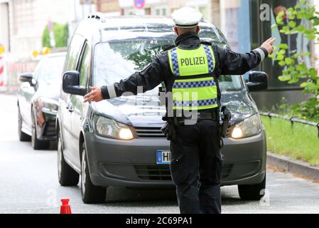 24. April 2020, Hamburg: Ein Polizist ist bei einer Polizeikontrolle in der Max-Brauer-Allee im Einsatz. Die Hamburger Polizei hat die Fahrer im Landkreis Altona auf die Einhaltung des Dieselfahrverbots überprüft. Auf fast 600 Metern der Max-Brauer-Allee gibt es ein Fahrverbot für ältere Diesel- und Lkw. Verstöße werden mit Geldbußen belegt. Foto: Bodo Marks/dpa Stockfoto