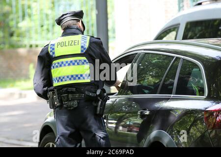 24. April 2020, Hamburg: Ein Polizist ist bei einer Polizeikontrolle in der Max-Brauer-Allee im Einsatz. Die Hamburger Polizei hat die Fahrer im Landkreis Altona auf die Einhaltung des Dieselfahrverbots überprüft. Auf fast 600 Metern der Max-Brauer-Allee gibt es ein Fahrverbot für ältere Diesel- und Lkw. Verstöße werden mit Geldbußen belegt. Foto: Bodo Marks/dpa Stockfoto