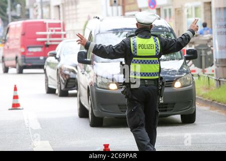 24. April 2020, Hamburg: Ein Polizist ist bei einer Polizeikontrolle in der Max-Brauer-Allee im Einsatz. Die Hamburger Polizei hat die Fahrer im Landkreis Altona auf die Einhaltung des Dieselfahrverbots überprüft. Auf fast 600 Metern der Max-Brauer-Allee gibt es ein Fahrverbot für ältere Diesel- und Lkw. Verstöße werden mit Geldbußen belegt. Foto: Bodo Marks/dpa Stockfoto