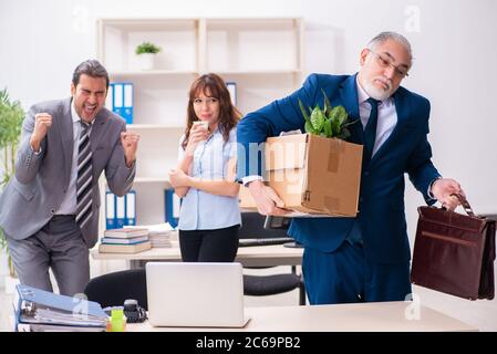 Zwei männliche und eine weibliche Angestellte im Büro Stockfoto