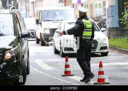 24. April 2020, Hamburg: Polizeibeamte sind bei einer Polizeikontrolle in der Max-Brauer-Allee im Einsatz. Die Hamburger Polizei hat die Fahrer im Landkreis Altona auf Einhaltung des Diesel-Fahrverbots überprüft. Auf fast 600 Metern der Max-Brauer-Allee gibt es ein Fahrverbot für ältere Diesel- und Lkw. Verstöße werden mit Geldbußen belegt. Foto: Bodo Marks/dpa Stockfoto