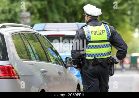 24. April 2020, Hamburg: Ein Polizist ist bei einer Polizeikontrolle in der Max-Brauer-Allee im Einsatz. Die Hamburger Polizei hat die Fahrer im Landkreis Altona auf die Einhaltung des Dieselfahrverbots überprüft. Auf fast 600 Metern der Max-Brauer-Allee gibt es ein Fahrverbot für ältere Diesel- und Lkw. Verstöße werden mit Geldbußen belegt. Foto: Bodo Marks/dpa Stockfoto