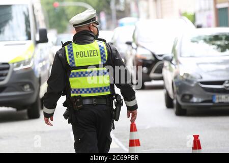 24. April 2020, Hamburg: Ein Polizist ist bei einer Polizeikontrolle in der Max-Brauer-Allee im Einsatz. Die Hamburger Polizei hat die Fahrer im Landkreis Altona auf die Einhaltung des Dieselfahrverbots überprüft. Auf fast 600 Metern der Max-Brauer-Allee gibt es ein Fahrverbot für ältere Diesel- und Lkw. Verstöße werden mit Geldbußen belegt. Foto: Bodo Marks/dpa Stockfoto