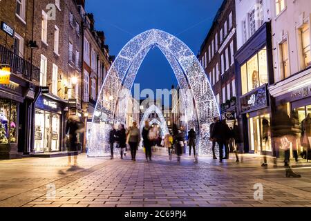 LONDON, Großbritannien - 30. DEZEMBER 2015: Ein Blick entlang der South Moulton Street in London während der Weihnachtszeit zeigt die Außenseite von Gebäuden und Dekorationen Stockfoto