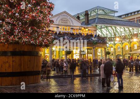 LONDON, UK - 27. NOVEMBER 2015: Die Außenseite von Covent Garden zu Weihnachten zeigt den Baum und Dekorationen. Menschen können gesehen werden. Stockfoto