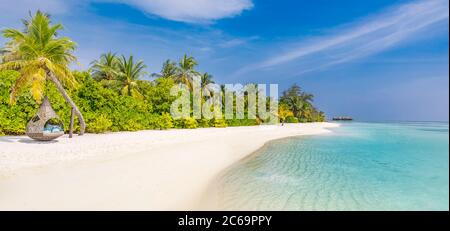 Tropischer Strand Hintergrund als Sommerlandschaft mit Strandschaukel oder Hängematte und weißem Sand und ruhiges Meer für Strand Banner. Perfekter Urlaub am Strand Stockfoto