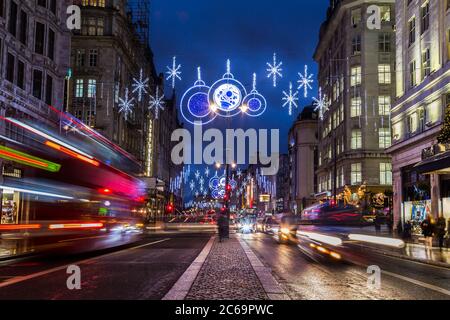 LONDON, UK - 27. NOVEMBER 2015: Ein Blick entlang des Strand in London bei Nacht während der Weihnachtszeit zeigt die Straßen und Dekorationen. Verkehr A Stockfoto