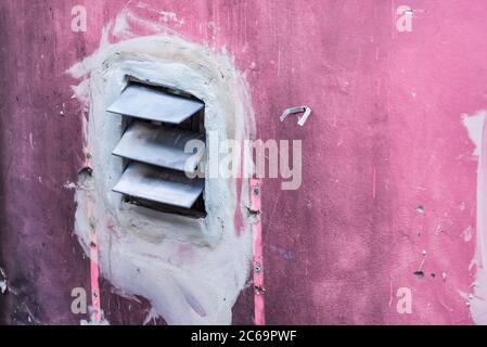 Seitenweg mit Zinkentlüftung Luft auf der Zementwand, um die Hitze und Geruch im Gebäude zu reduzieren, Lagerhaus Betonwand mit Entlüftungsauslass. Stockfoto