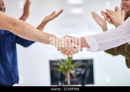 Erfolgreicher Abschluss der Geschäftsbesprechung im Büro. Hände schütteln. Hintergrund des Applaus Stockfoto