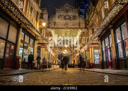 LONDON, Großbritannien - 22. DEZEMBER 2015: Außerhalb des Leadenhall Market in London in der Nacht während der Weihnachtszeit. Menschen können gesehen werden. Stockfoto