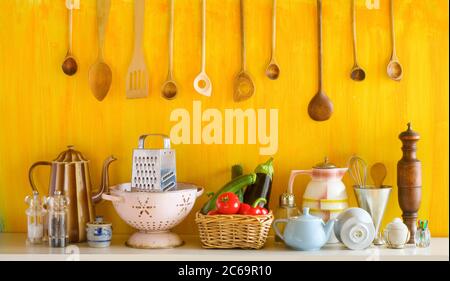 Verschiedene alte Küchenutensilien und Gemüse, Kochkonzept Stockfoto