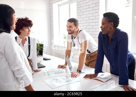 Gruppe von multiethnischen Geschäftsleuten in formellen Anzug in der Nähe von Tisch, Teamarbeit in modernen Arbeitsplatz, Menschen Business Group Konzept Stockfoto