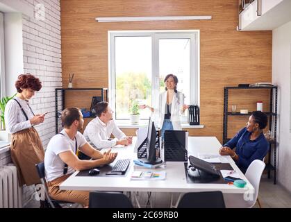 Schöne asiatische Geschäftsfrau Rede zu ausländischen Zuhörern. Führung, öffentliche Rede Stockfoto