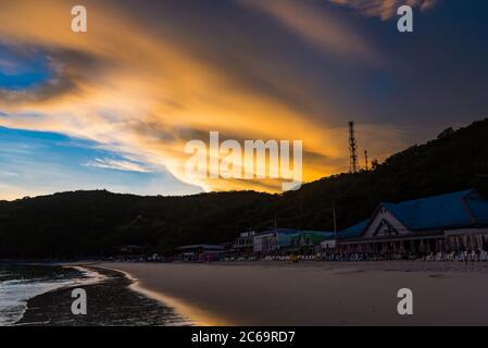 Bilder vom Tawaen Beach in der Morgendämmerung ging die Sonne auf, Morgensonnenaufgangszeit auf Koh Lan Insel nach dem Ausbruch des Covid 19 Virus. Stockfoto