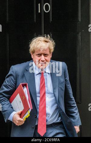 London, Großbritannien. Juli 2020. Premierminister Boris Johnson verlässt die Downing Street Nr. 10 - nach Kanzler Rishi Sunak, der die Downing Street Nr. 11 verließ, um in einer Erklärung vor dem Parlament ein Sommer-Wirtschaftsupdate zu liefern. Es wird kein Budget sein, sondern eher wie die Ausgabenüberprüfung. Kredit: Guy Bell/Alamy Live Nachrichten Stockfoto