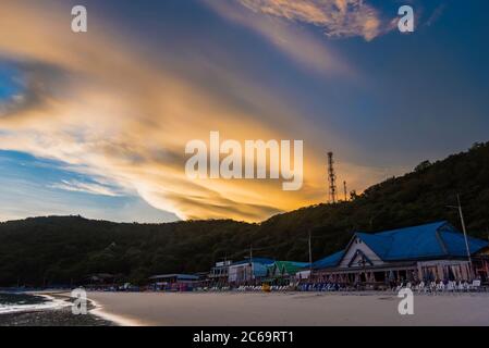 Chon Buri, Thailand - 28. Juni 2020 : Bilder vom Tawaen Beach in der Morgendämmerung ging die Sonne auf, Morgens Sonnenaufgang auf Koh Lan Insel nach dem ou Stockfoto