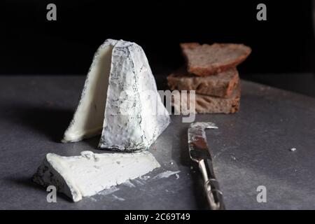 Eine mit Asche überzogene Ziegenkäse-Pyramide mit Sauerteig-Toast Stockfoto