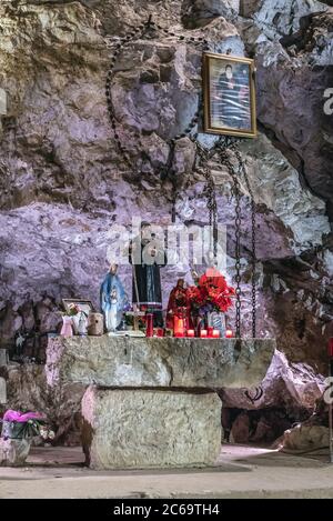 Altar in der Höhle der Wunderheilungen im Kloster des Heiligen Antonius des Großen auch Qozhaya Kloster im Kadisha Tal genannt - Heiliges Tal im Libanon Stockfoto