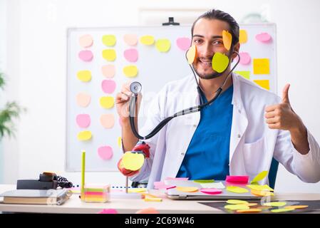 Junge Sanitäter in widersprüchlichen Prioritäten Konzept Stockfoto