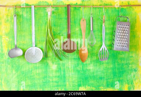 Verschiedene Küchenutensilien und grüne Zwiebeln, Kochkonzept, guter Kopierraum Stockfoto
